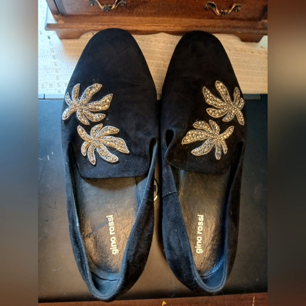 GINO ROSSI WOMENS BLACK AND SILVER SEQUIN FLATS I BELIEVE SIZE 9 OR 9 AND A HALF
